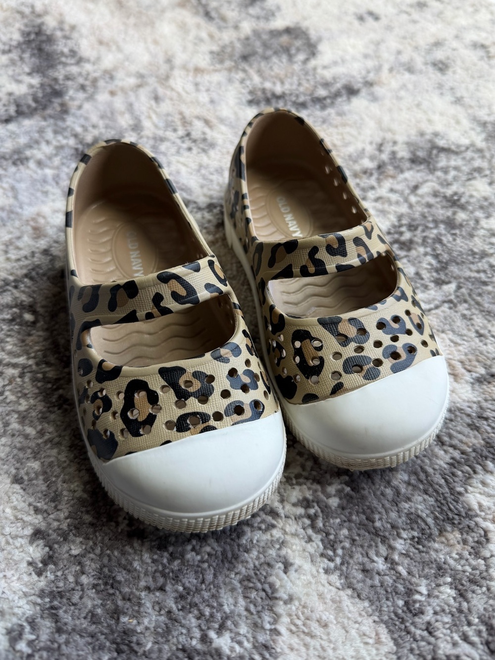 Toddlers Old Navy Printed Perforated Sandals in leopard print size 7